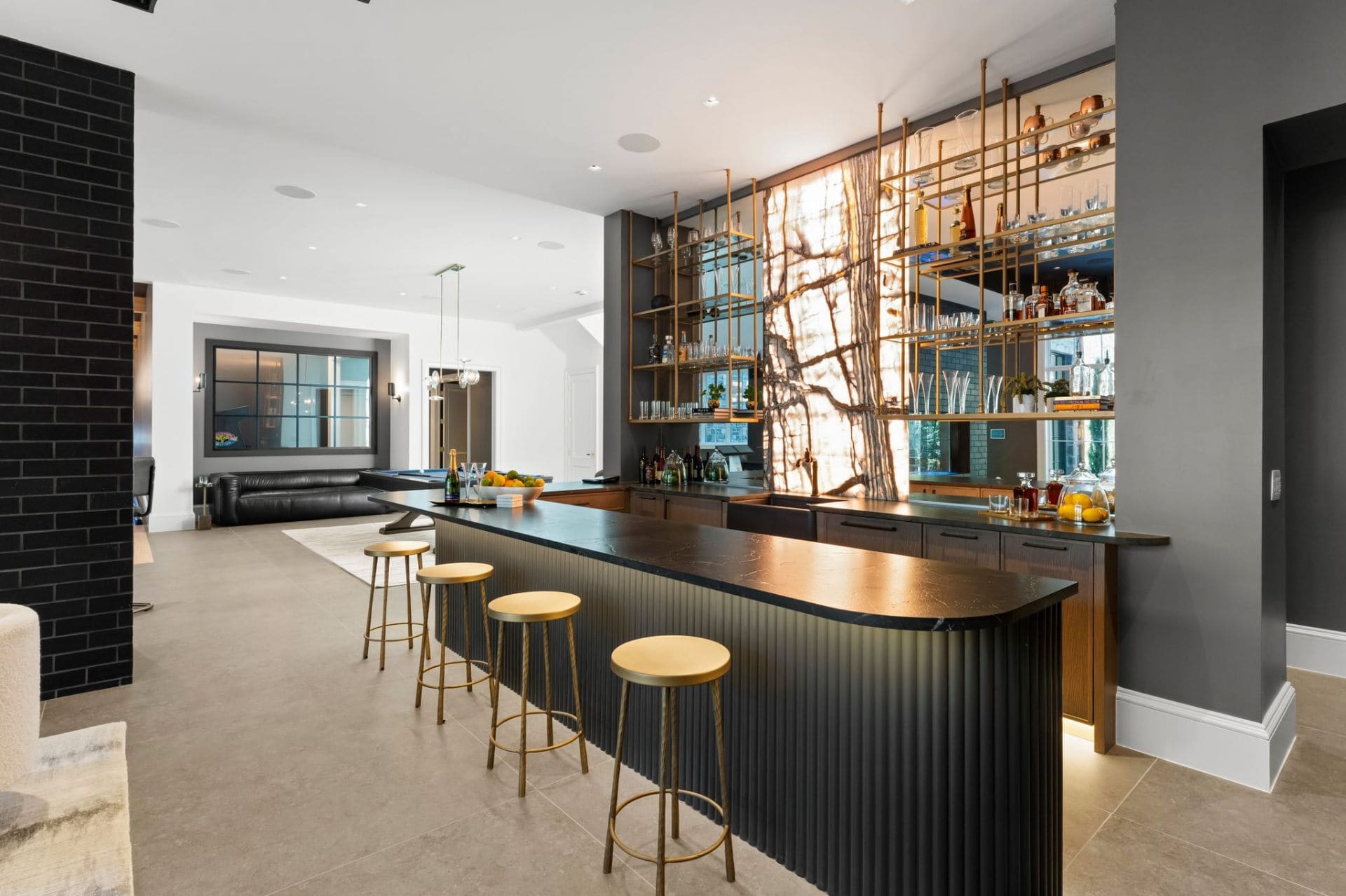 Onyx bar side view
