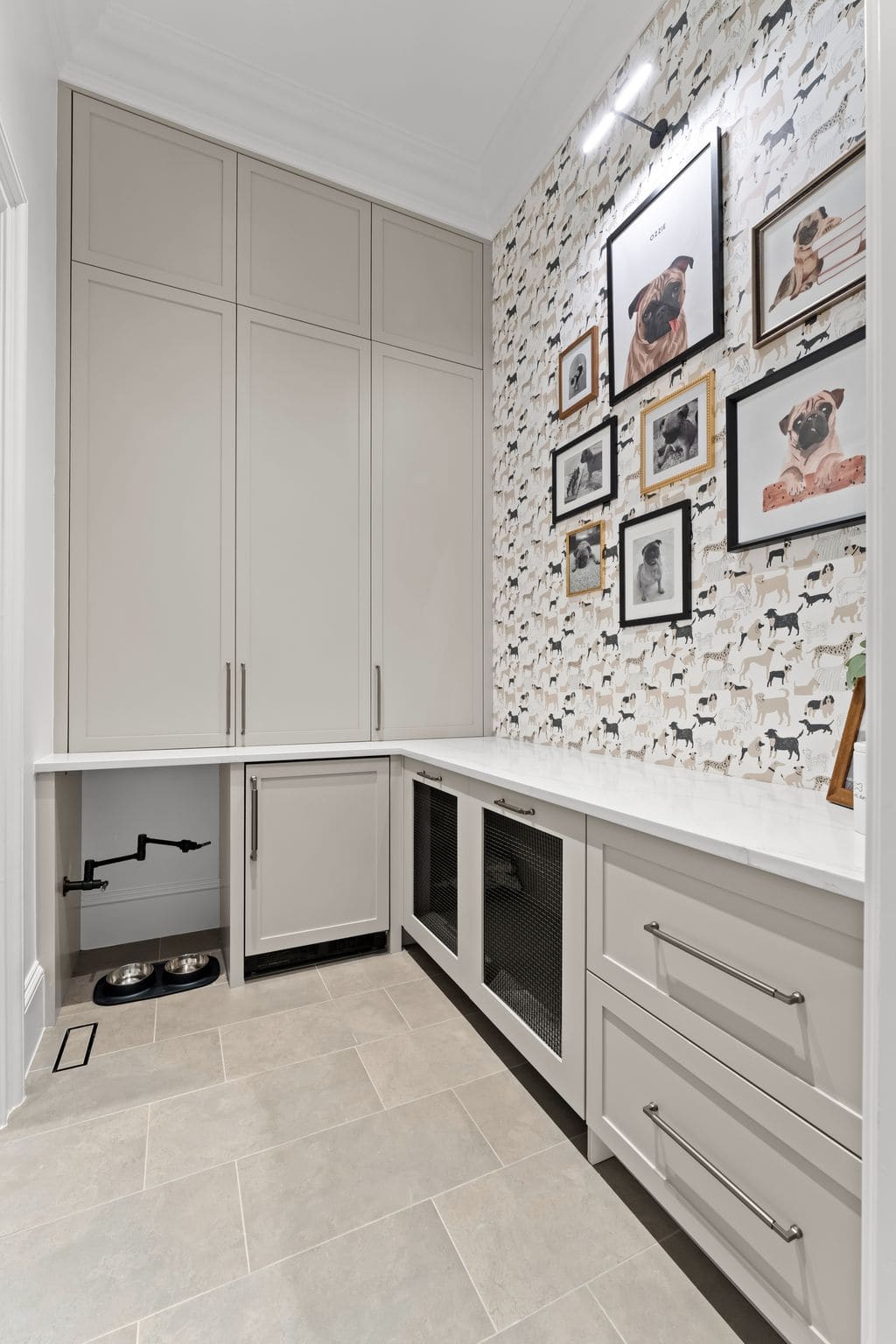 Pet suite with built-in kennel and dog wash